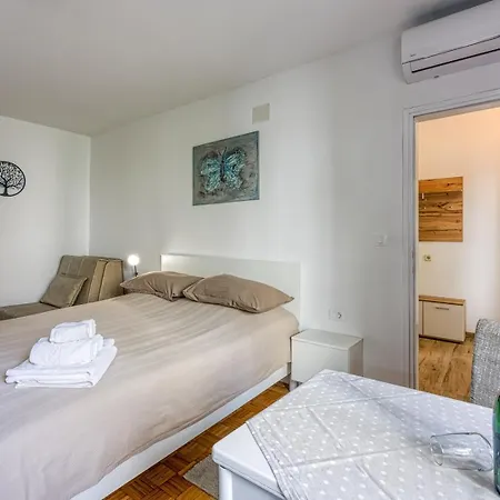Aparment Karlo 100 M From The Beach Apartament Poreč