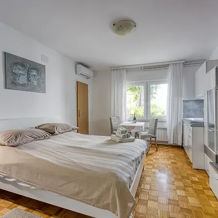 Aparment Karlo 100 M From The Beach * Poreč