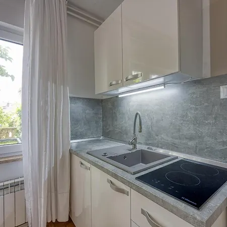Aparment Karlo 100 M From The Beach Apartament