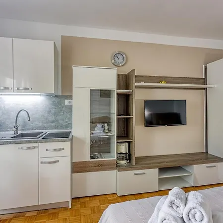 Aparment Karlo 100 M From The Beach Apartament Poreč