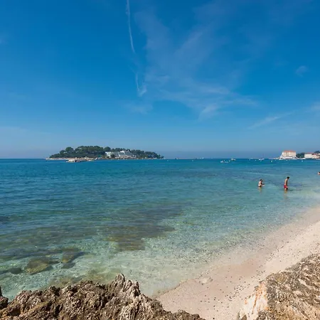 Aparment Karlo 100 M From The Beach *