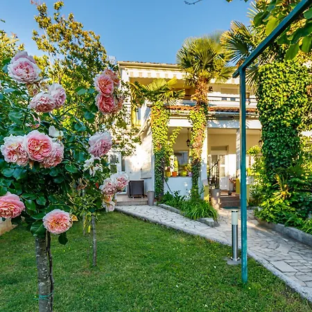 Aparment Karlo 100 M From The Beach Apartament